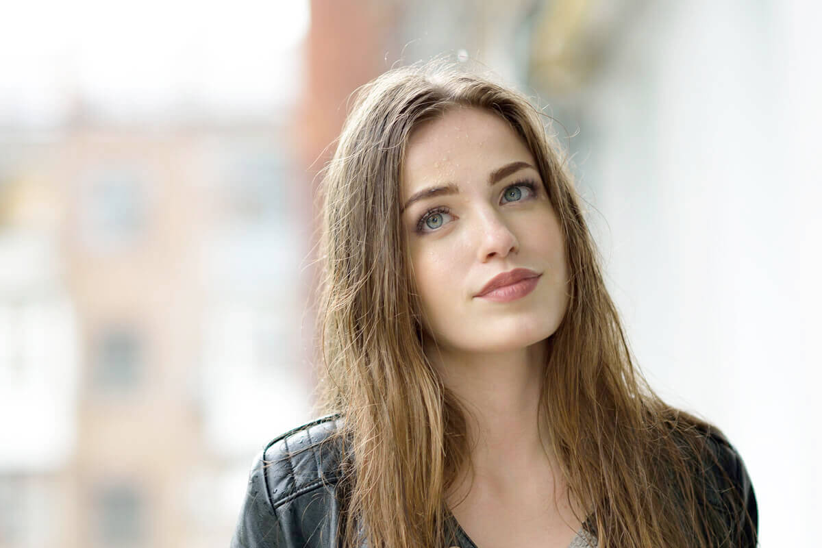 why frizzy hair occurs in summer weather
