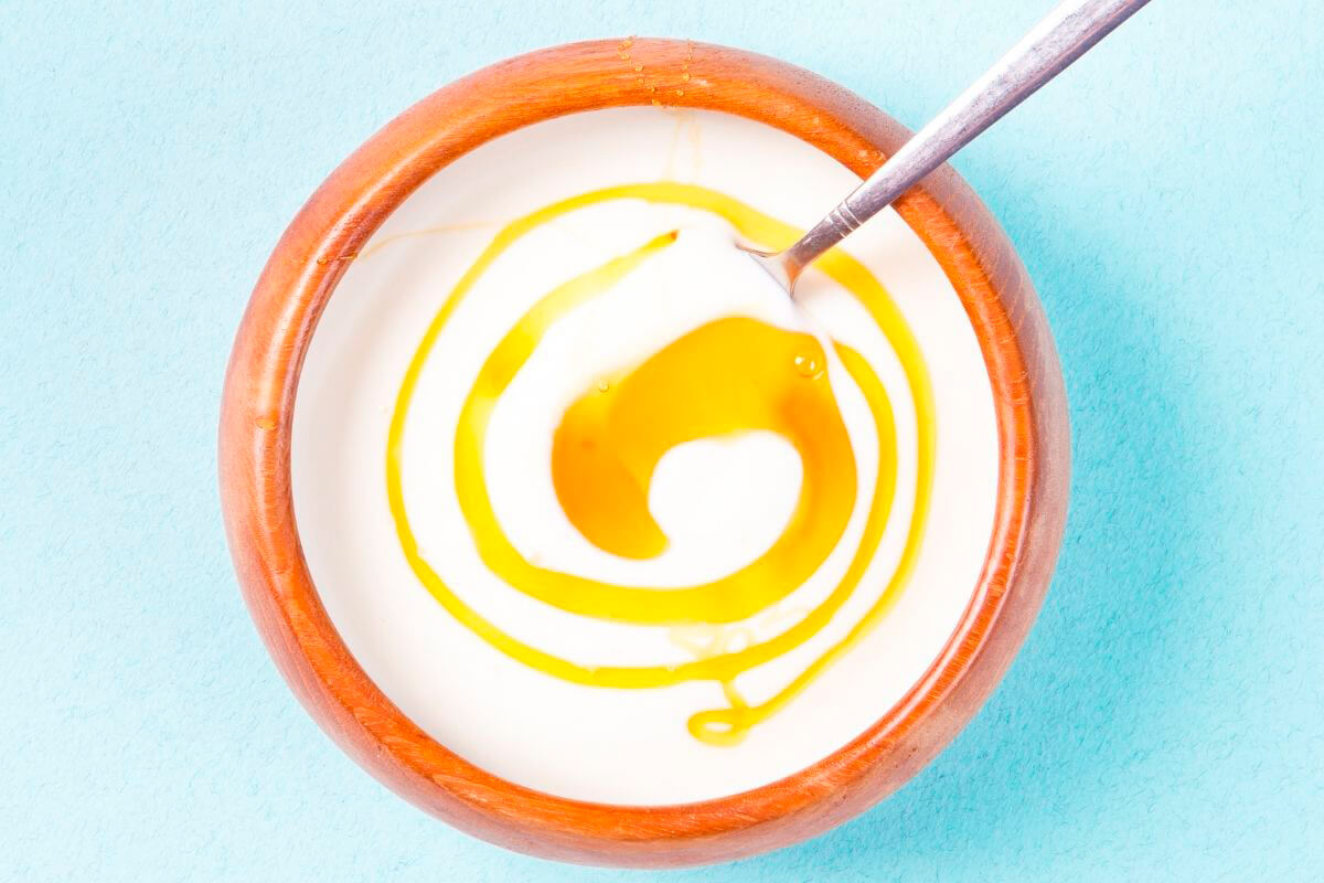 honey and yogurt paste to manage frizz in hair