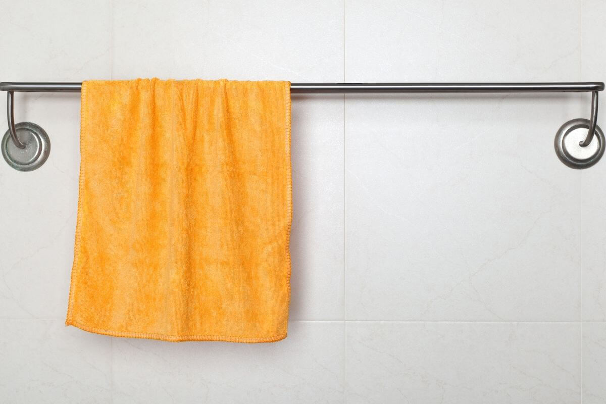 Smooth towel to calm static and frizz in hair after washing Wrap hair at night after shower with this towel
