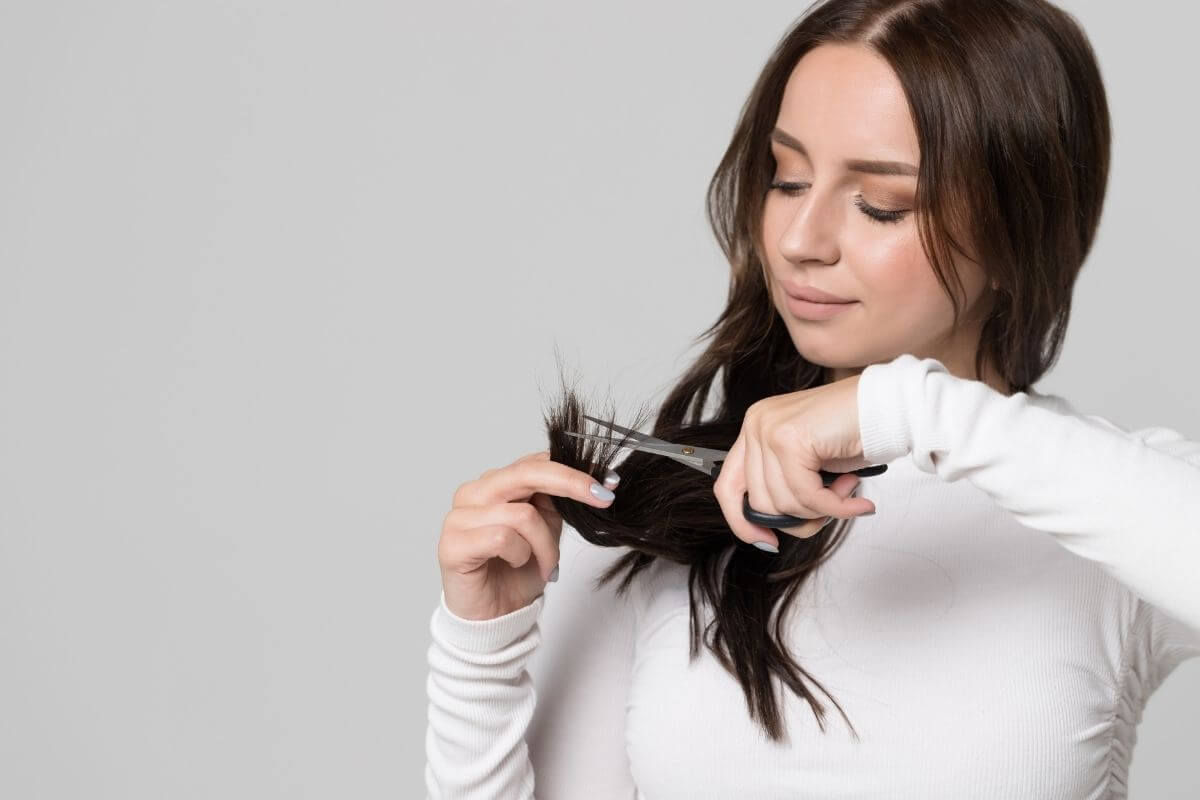 Keep splitting ends properly trimmed and sealed Cut the damaged tips of the hairs to prevent them from standing up