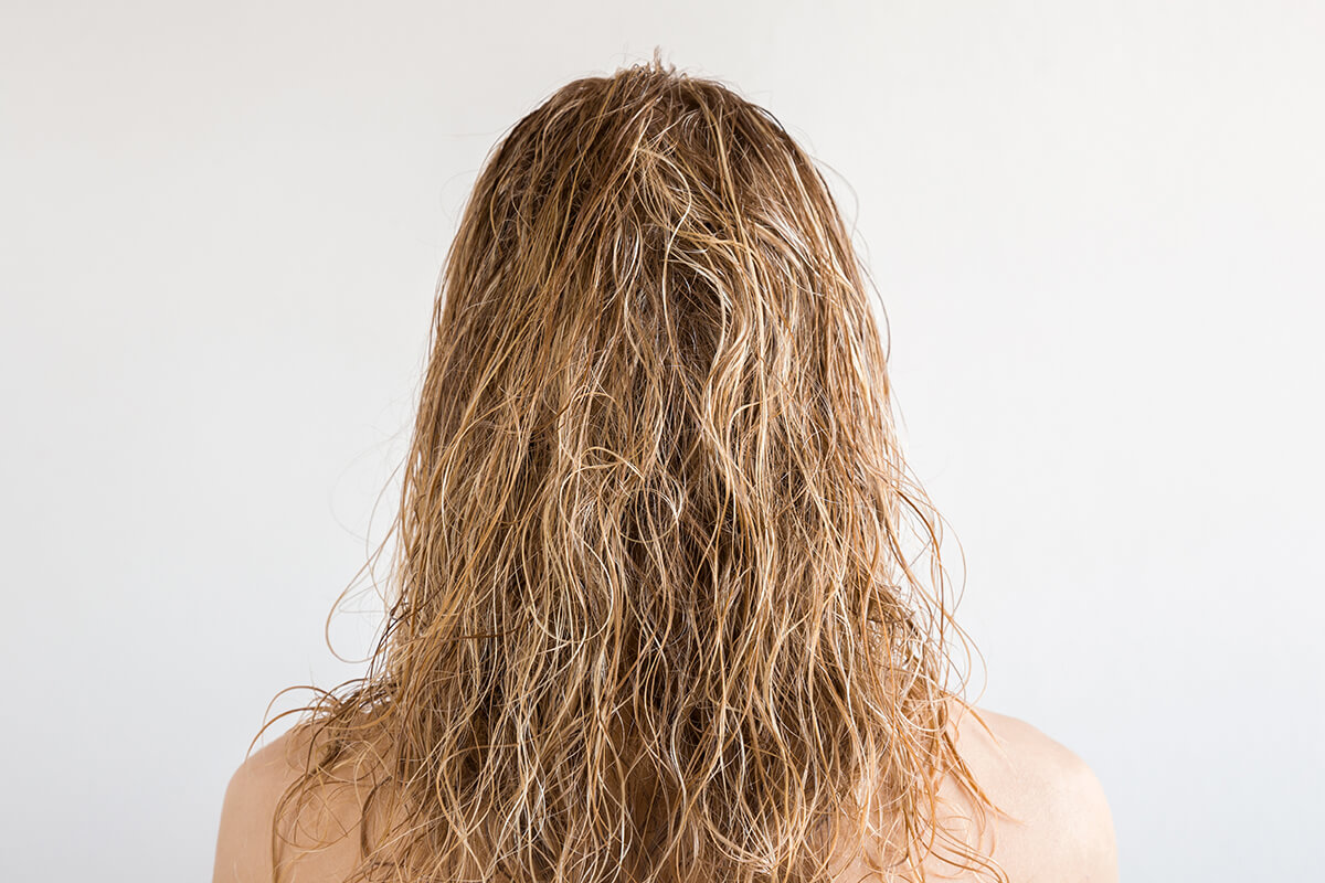 How to let hair air dry without getting frizzy Why is my hair frizzy when it dries naturally