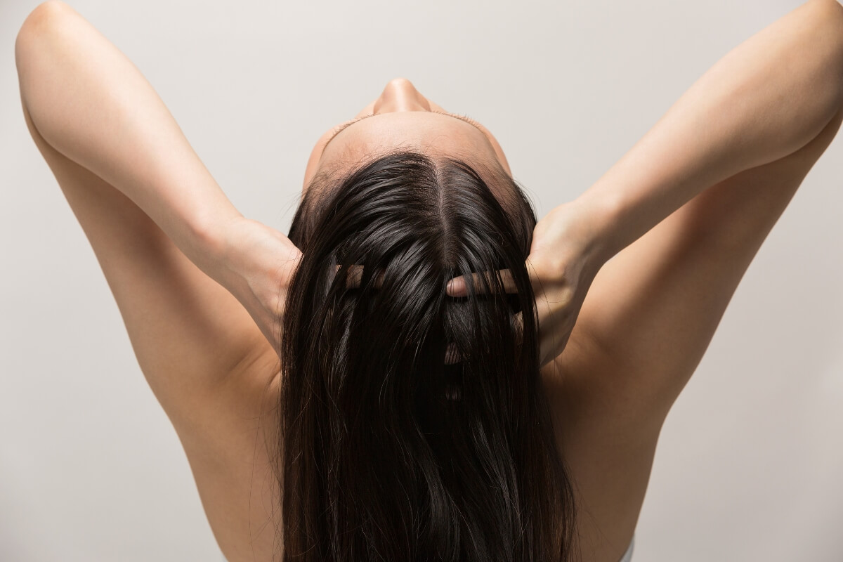 keeps the scalp healthy by removing excess oil accumulation