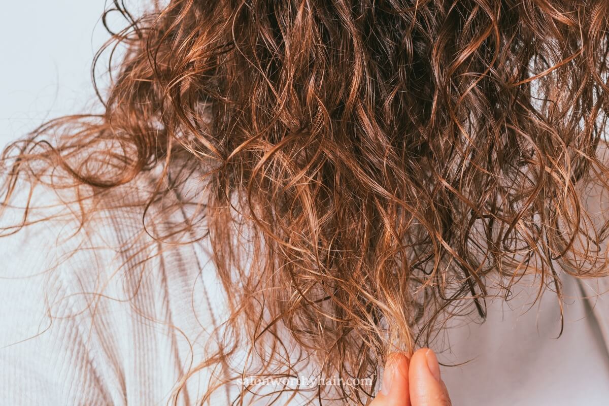 Testing hair health with your fingers