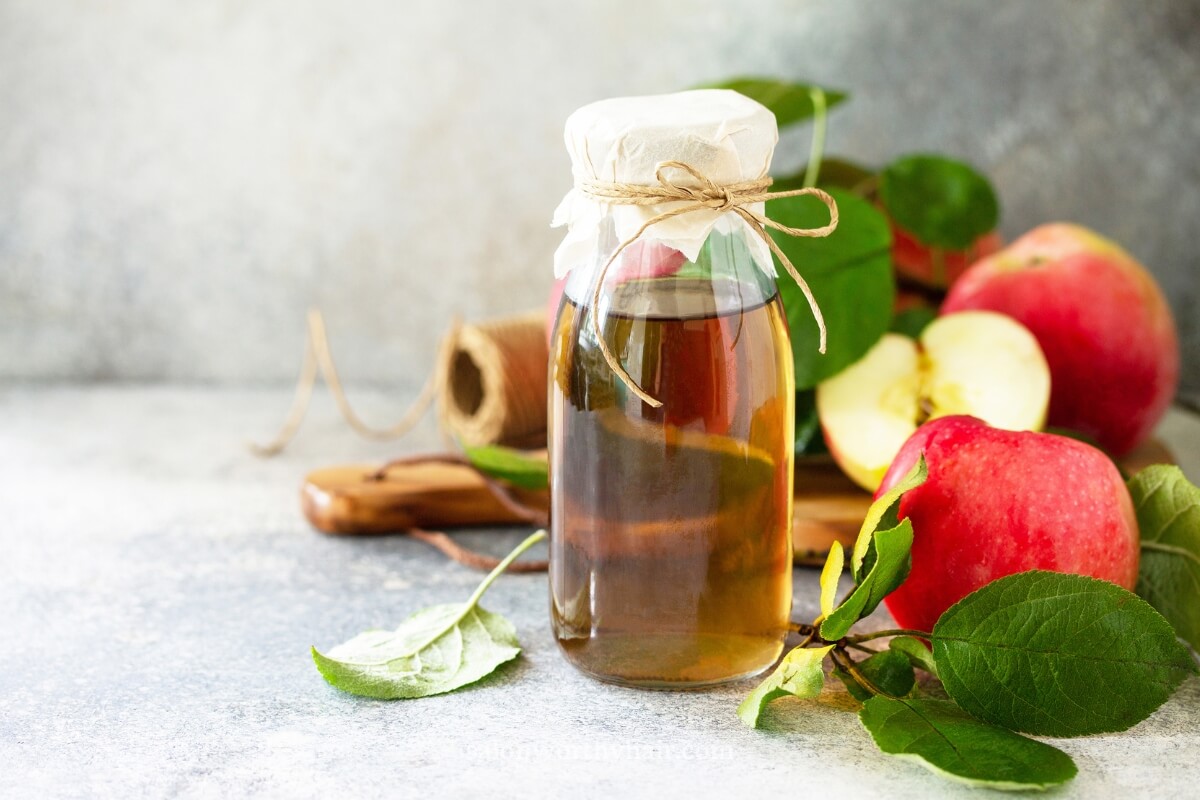 apple cider vinegar rinse for fixing oily scalp issues and treat greasy hair