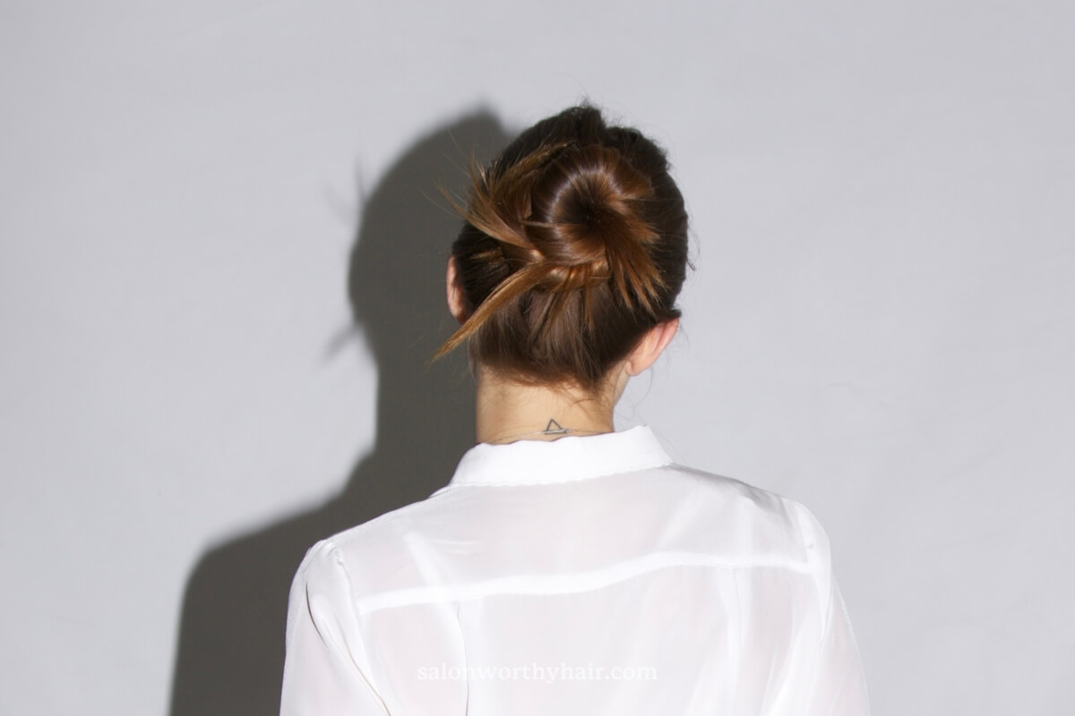 The best way to style frizzy hair in humidity and humid weather is to keep the hair up.